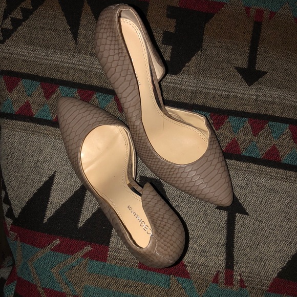 BCBG HEELS - Picture 3 of 4